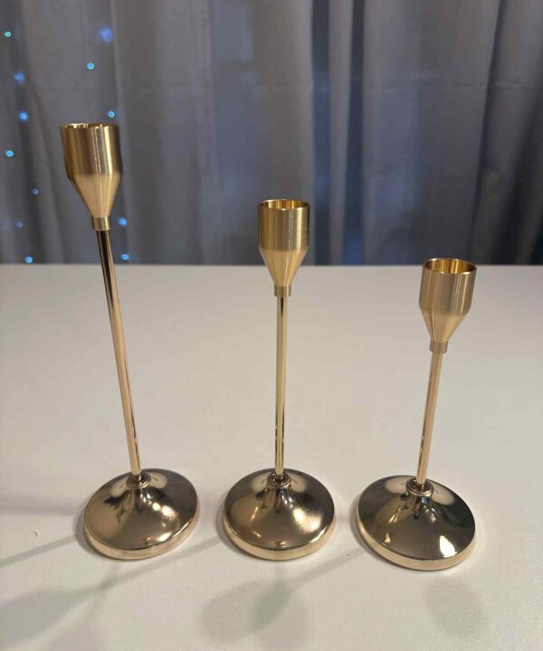 Trijų dydžių žvakidės, aukso spalvos.