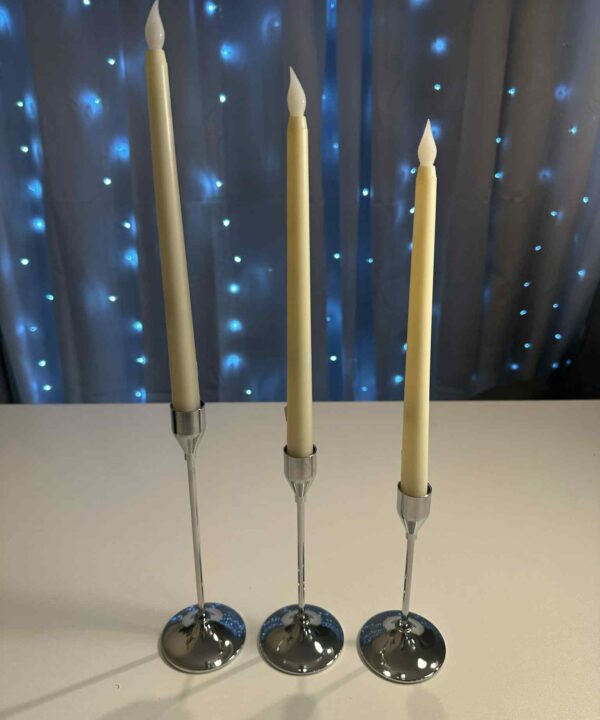 Baltos spalvos LED žvakė.